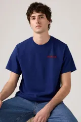 Remera azul de corte relajado con logo Levi's serigrafiado en rojo en el pecho.