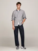Camisa de hombre Tommy Hilfiger de corte regular, confeccionada en algodón Oxford con estampado de canasta en blanco y negro. Tiene cuello abotonado, puños redondeados con botón y logo bordado en el pecho.
