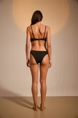 Bombacha vedetina negra con textura brillante.