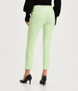 Pantalón de vestir color verde claro, de corte recto, con bolsillos laterales y traseros.