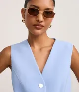 Chaleco negro de crepé con escote en V y abotonadura dorada. Corte slim y sin mangas.