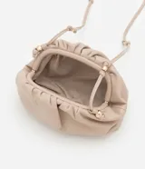 Cartera transversal pequeña color beige, confeccionada en material sintético con bretel fino de cordón con detalles de metal.