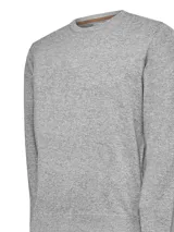 Sweater gris de punto con cuello redondo y mangas largas.