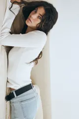 Pantalón de jean celeste de tiro bajo, corte ajustado en la cadera y acampanado desde la rodilla.