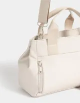 Cartera mini city negra de tela deportiva con pouch con cierre, correa regulable y desmontable, manijas superiores, cierre superior, bolsillo frontal con cierre y doble bolsillo lateral.
