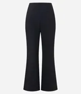 Pantalón de viscosa con corte flare, cintura alta, sin estampa, con frisos delanteros y abertura lateral en el bajo.