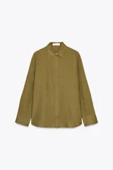 Camisa marrón de lino con cuello solapa y manga larga terminada en puño. Cierre frontal con botones.