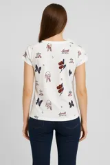 Remera marrón con estampado de ramas, corte holgado y mangas cortas.
