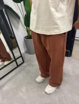 Pantalón de jogging marrón de corte amplio.