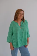 Blusa verde a rayas verticales blancas, con escote en V y mangas 3/4.