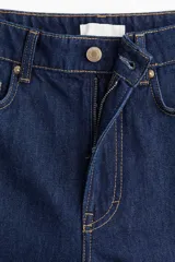 Bermuda de cinco bolsillos en denim de algodón, color azul oscuro. Modelo de tiro alto con cierre y botón metálico.