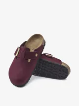 Mocasín Birkenstock Boston Big Buckle color borgoña, con hebilla dorada ajustable y plantilla anatómica de corcho y látex.