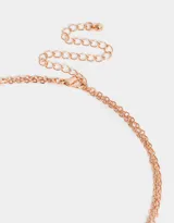 Collar corto multicadena bañado en oro rosa, con corazones y strass, con cierre de mosquetón.