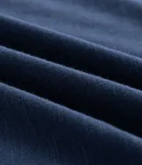 Remera regular de algodón y poliéster color azul marino, con cuello redondo, mangas cortas y estampado geométrico de montaña en el centro del pecho.