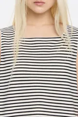 Musculosa blanca de punto roma con escote cuadrado, manga sisa y logo Chimo.