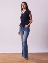 Remera blanca de lino, marca Zac & Rachel, con escote en V, abertura con botones y frunce en la parte delantera.