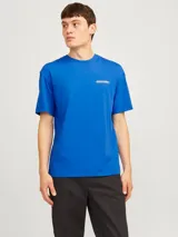 Camiseta azul de manga corta y cuello redondo con logo de Jack & Jones estampado en el pecho.