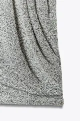 Top palabra de honor de tejido bouclé color gris con detalle de pliegues delanteros.