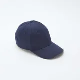Gorra de béisbol azul marino con visera curva y botón superior.