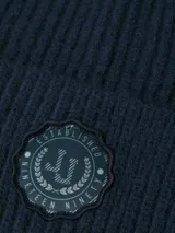 Gorro de lana azul marino con detalle de parche con logo de la marca.
