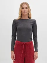 Remera gris de tejido acanalado, cuello redondo y corte crop.