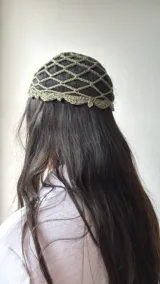 Gorro tipo cofia de red color verde musgo, tejido al crochet.