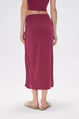 Falda midi negra de modal con frunces laterales.