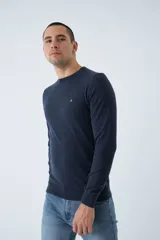 Sweater de algodón con cashmere color beige, de corte clásico, con cuello redondo a la base, puños y dobladillo acanalados y logo bordado en el pecho.