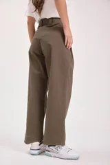Pantalón de vestir color verde oliva, de corte ancho, con pinzas en la cintura y bolsillos laterales.