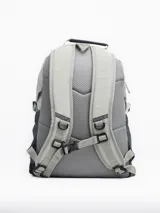 Mochila gris claro y gris oscuro con cordones elásticos cruzados en el frente y logo de la marca en la parte superior.