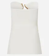 Blusa sin breteles color blanco, confeccionada en microfibra, con escote corazón con cutout, aviamento metalizado y fruncidos.