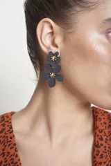 Vestido largo color naranja con estampado de manchas negras, escote en V, mangas largas abullonadas y corte evasé.