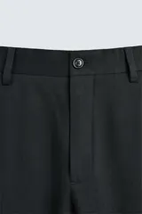 Pantalón de traje para hombre de corte regular fit, confeccionado en una mezcla de cáñamo y lana de origen italiano. Presenta bolsillos frontales, bolsillos traseros de vivo y cierre frontal con cremallera y botón.