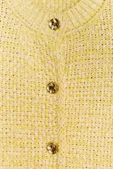 Chaqueta de punto color amarillo con textura, cuello redondo, manga francesa, bolsillos delanteros y cierre frontal con botones dorados.