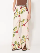 Pantalón wide leg de voile estampado con bordados, cintura con lazo y presillas, abertura en el lateral inferior y complemento bordó en la boca del bolsillo.