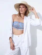 Blazer blanco de lino con cuello con solapa, bolsillos sastre y mangas fruncidas.