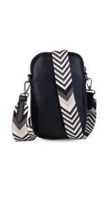 Bandolera pequeña tipo 'phone bag' de símil cuero color rosado pálido, con cierre de cremallera y correa ancha de tela con diseño de chevron en tonos claros.