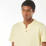 Camiseta amarilla de manga corta con cuello henley y tres botones.