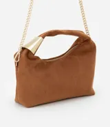 Bolso bandolera pequeño de gamuza color marrón con asa corta rígida y correa de cadena dorada.