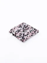 Bolsa de mandados reutilizable con estampado floral en tonos rosa, negro y blanco.