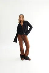Pantalón jean oxford de tiro alto, color azul oscuro con desgaste en los muslos y rodillas. Presenta alforzas en el delantero y dobladillo en la botamanga.