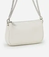 Cartera baguette color blanco con textura croco, asa corta de cadena plateada y cierre de cremallera.