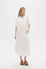 Vestido camisero midi negro de corte holgado, con cuello camisero, mangas cortas con trabillas, cierre frontal con botones, bolsillo en el pecho y bolsillos laterales.