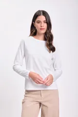 Remera blanca de manga larga con cuello redondo.