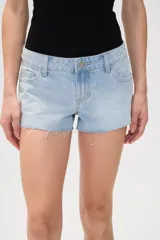 Short de jean celeste con terminaciones desflecadas.