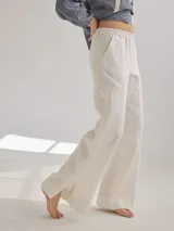 Pantalón de lino color ladrillo, de corte recto con tajos laterales en el ruedo y cintura elastizada.