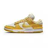 Zapatillas Nike Dunk Low Twist color amarillo y blanco, con swoosh de goma transparente y detalles de diseño deconstruido.