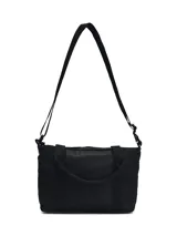 Bolso tote Under Armour Studio Mini XB, color negro, con doble asa de mano y correa bandolera ajustable. Presenta logo de la marca en el frente y bolsillo frontal con textura.