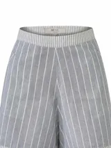 Short de tiro alto a rayas verticales azules y blancas, con bolsillos laterales y cierre invisible.