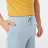 Bermudas deportivas de color celeste, corte recto y largo hasta la rodilla.